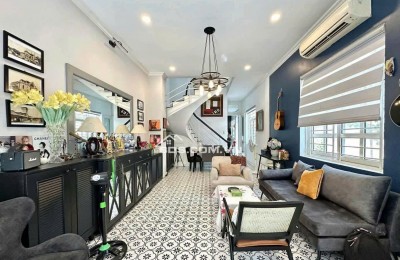 Bán nhà mặt tiền Hoa Lan, Phú Nhuận - Lô góc 2 mặt tiền, tặng full nội thất, giá tốt!
